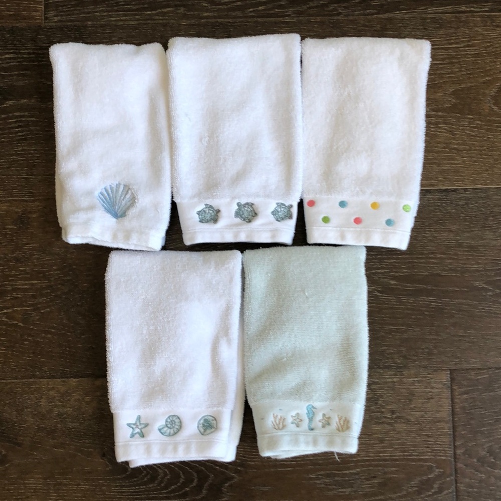 5 ocean life themed fingertip towels.